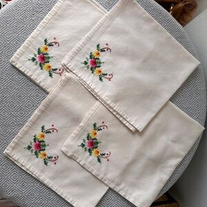 Set of 4 Vintage Hand Embroidered Linen Napkins Floral Table Linens